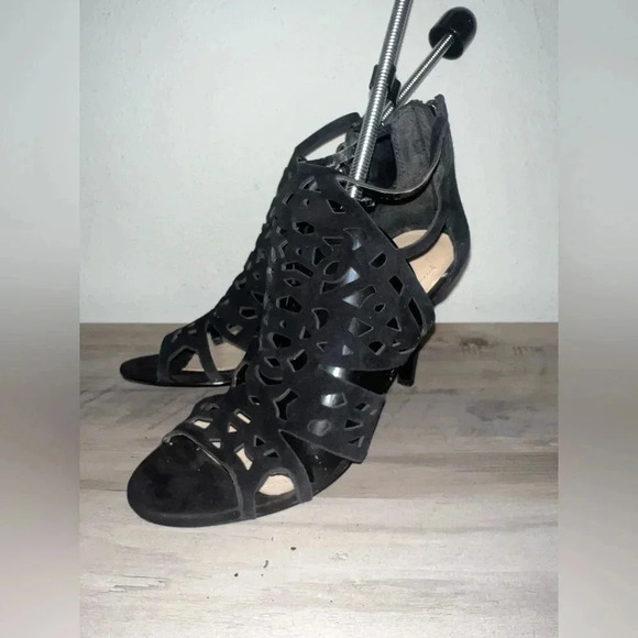 BCBG BCBGMAXAZRIA Women's Cut Out Black Suede Heels, Size 7.5, BCBGeneration - Picture 2 of 6